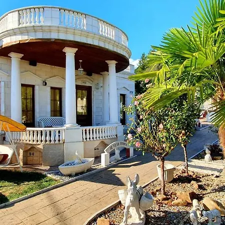 Chalet Santa Teresa - *